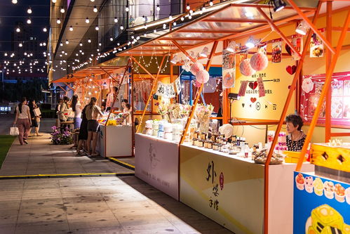 组图 市民夜市购物休闲，点燃临沂夜经济